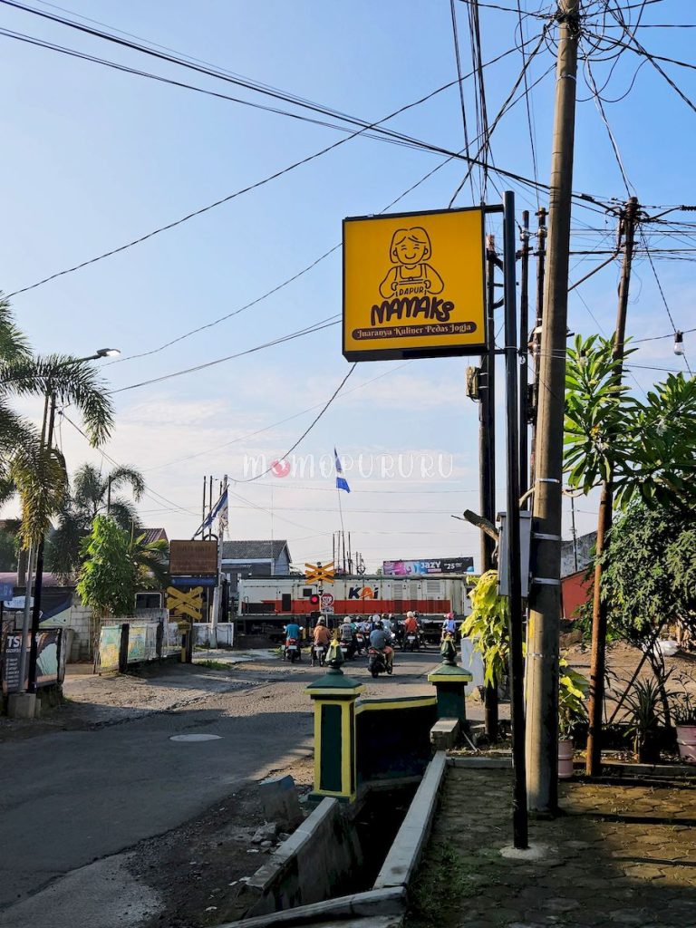 Dapur Mamaks dekat dengan rel kereta