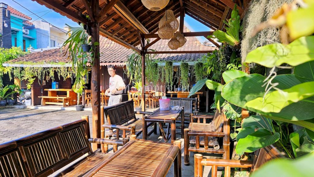 Tempat makan outdoor dari bambu