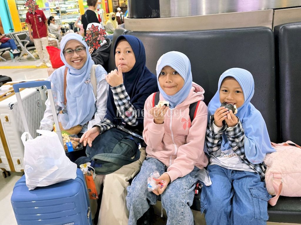 Menunggu kereta Panoramic di Gambir