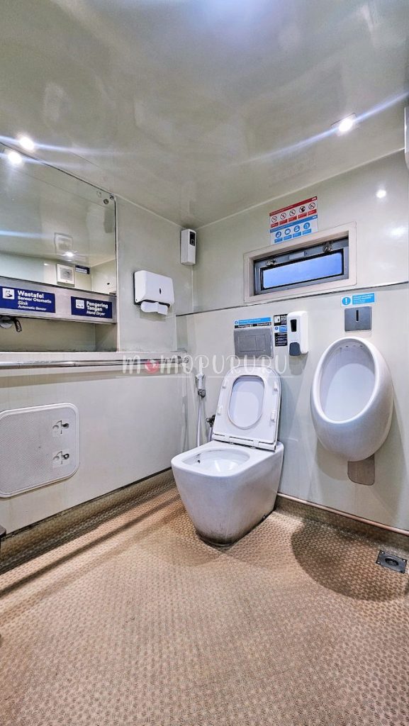 Toilet luas di kereta