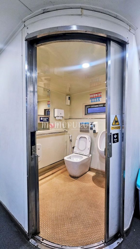 Pintu toilet kereta