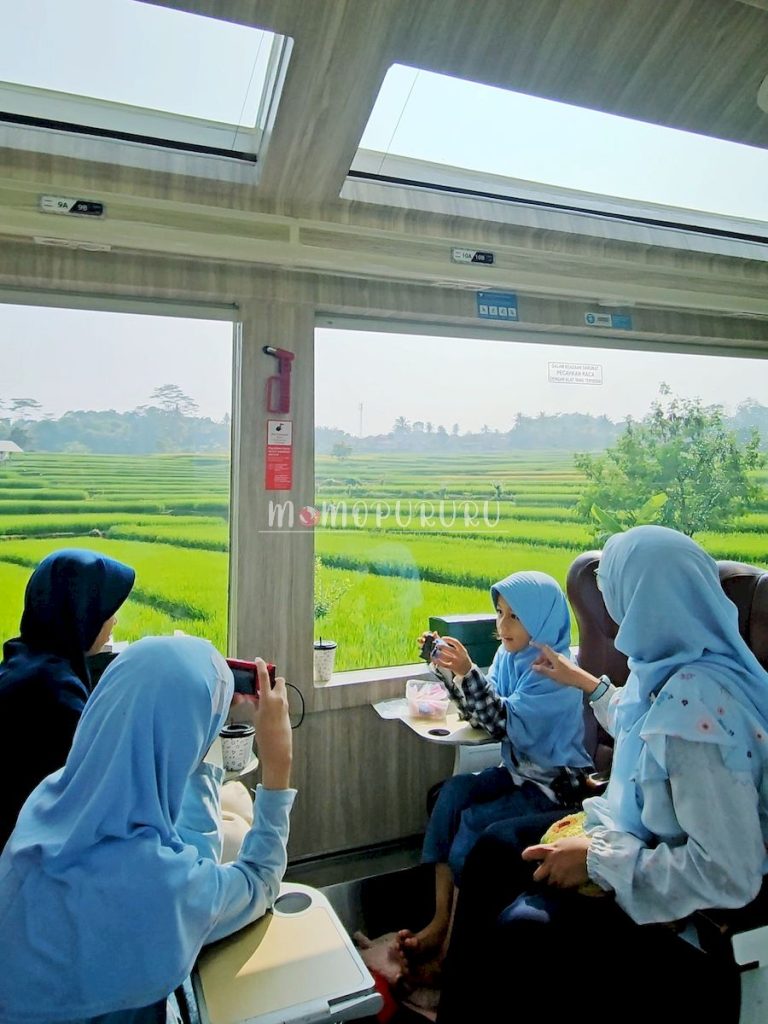 Duduk berhadapan di kereta panoramic Bandung