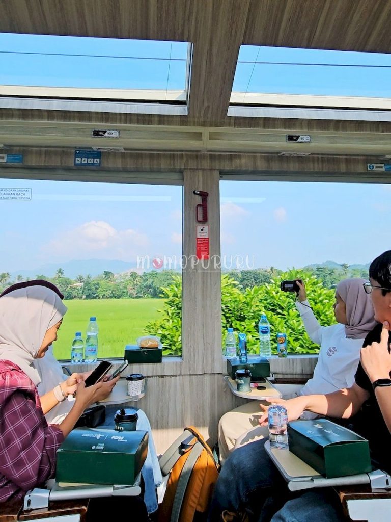 Suami yang duduk bersama wisatawan Malaysia