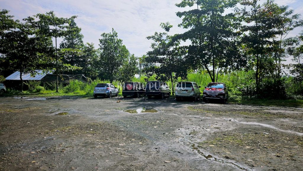 Area parkir Balong
