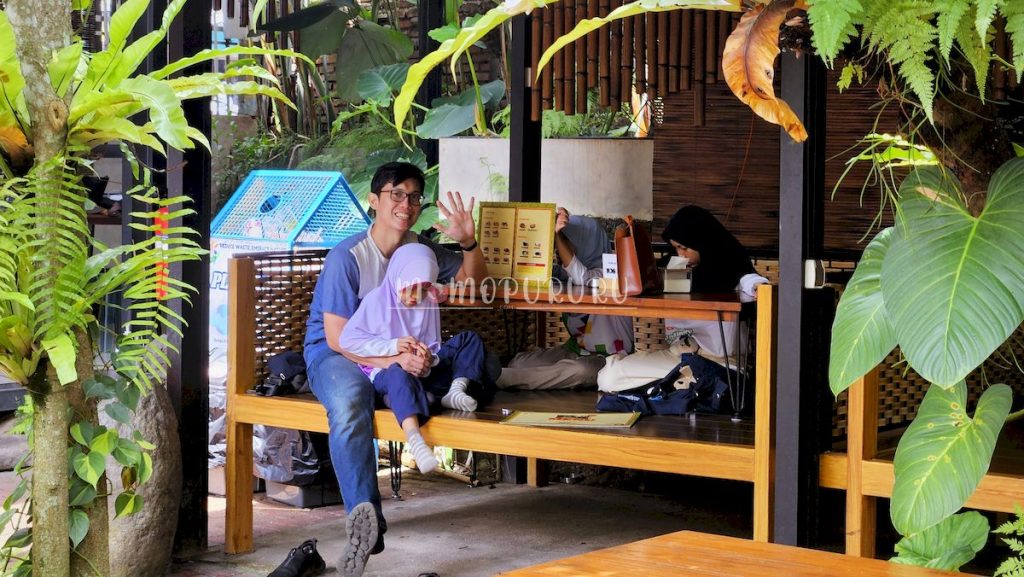 Makan outdoor lesehan