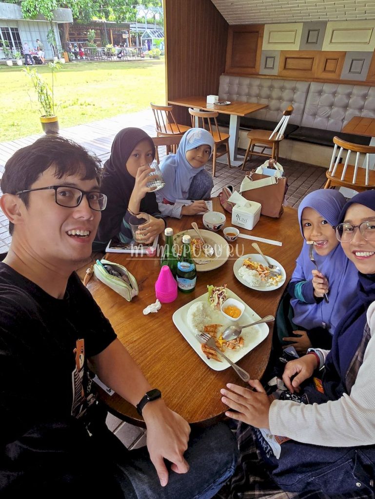 Makan di Nara Park