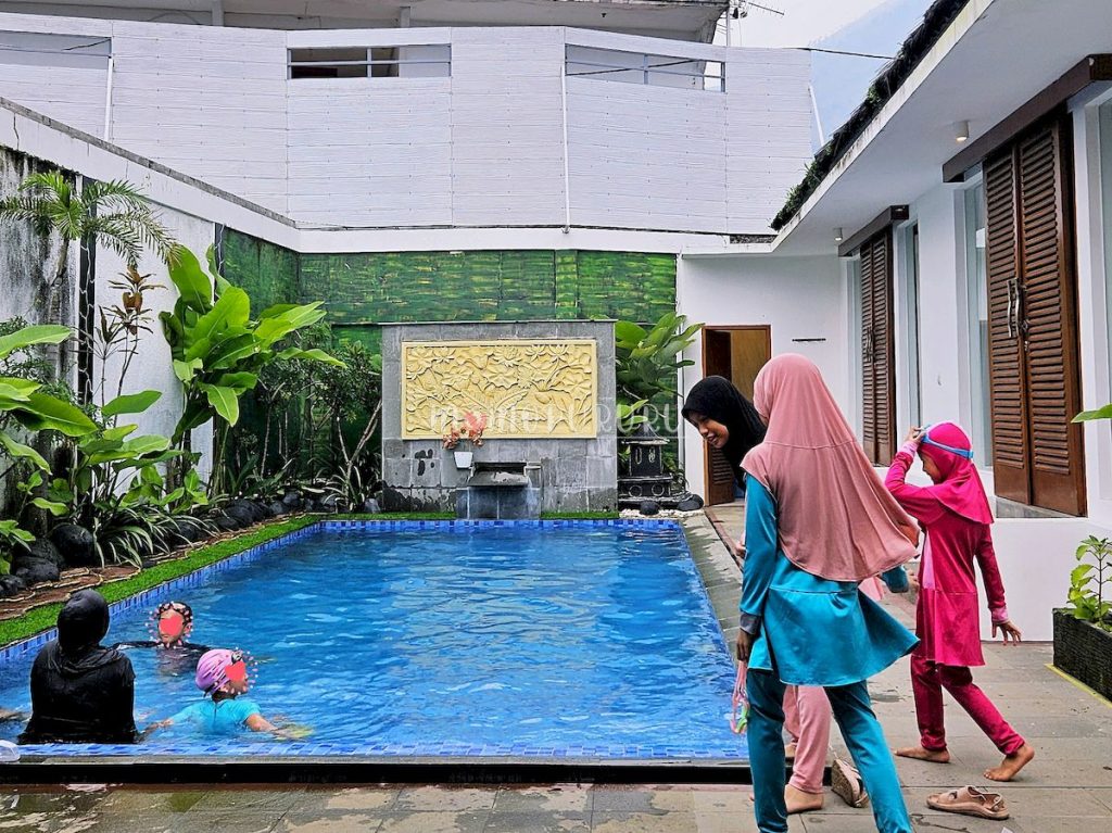 Berenang di kolam private pool