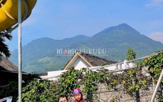 Berfoto latar belakang gunung