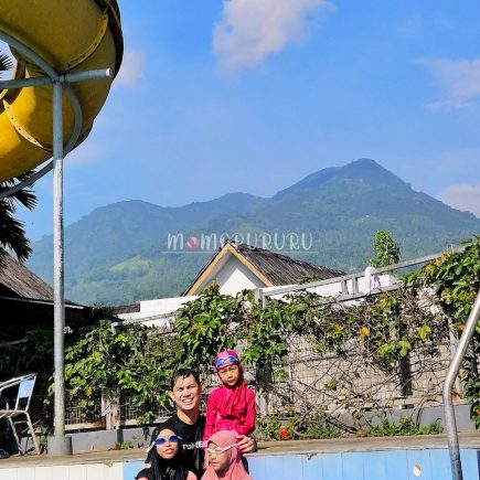 Berfoto latar belakang gunung