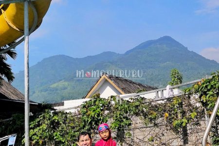 Berfoto latar belakang gunung