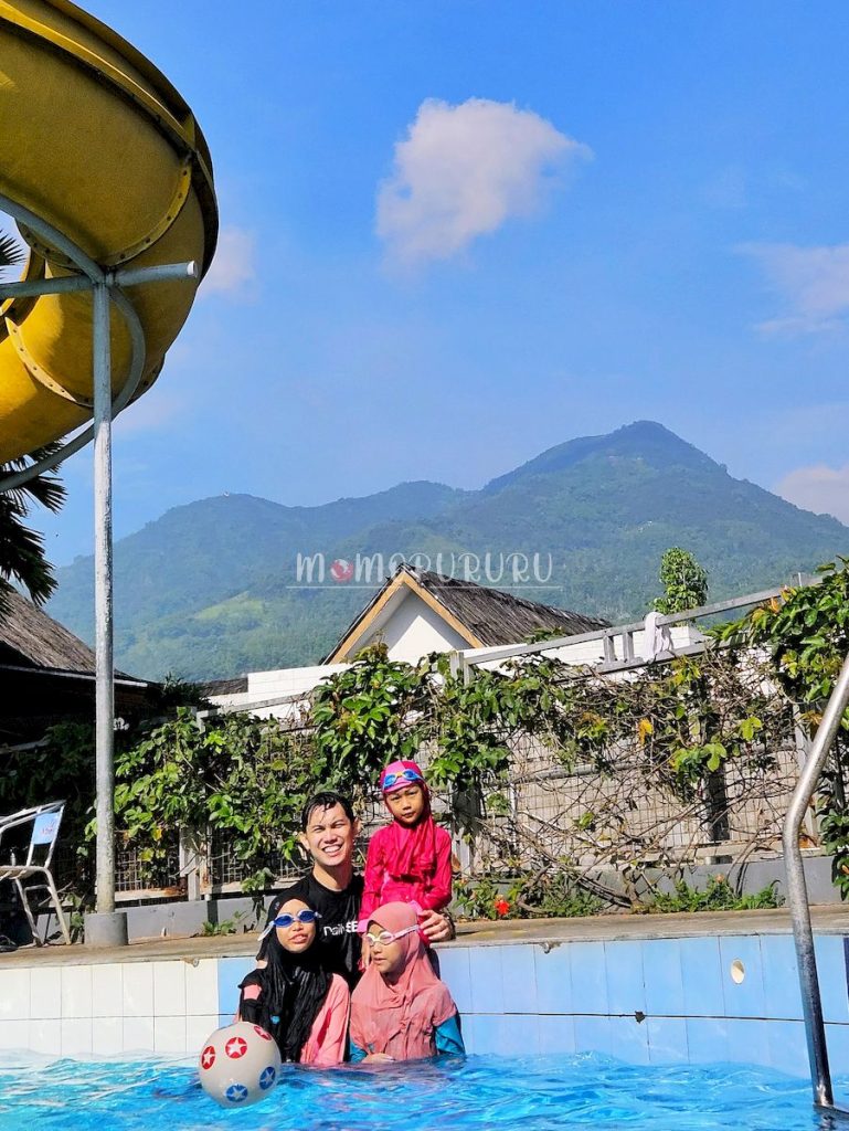 Berfoto latar belakang gunung