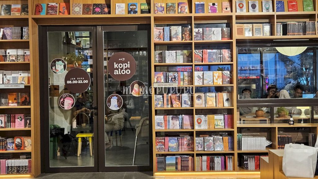 Bagian dalam Gramedia yang terintegrasi dengan Aloo Cafe
