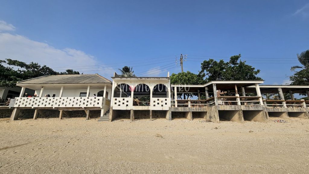 Kafe pinggir pantai Moana