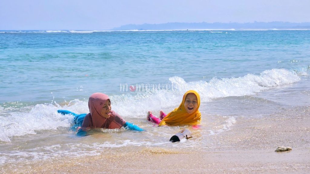 Puas main di pantai Ujung Genteng